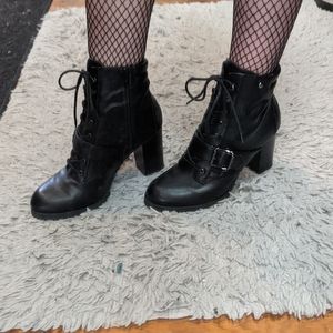 Simply Vera Vera Wang faux leather ankle booties